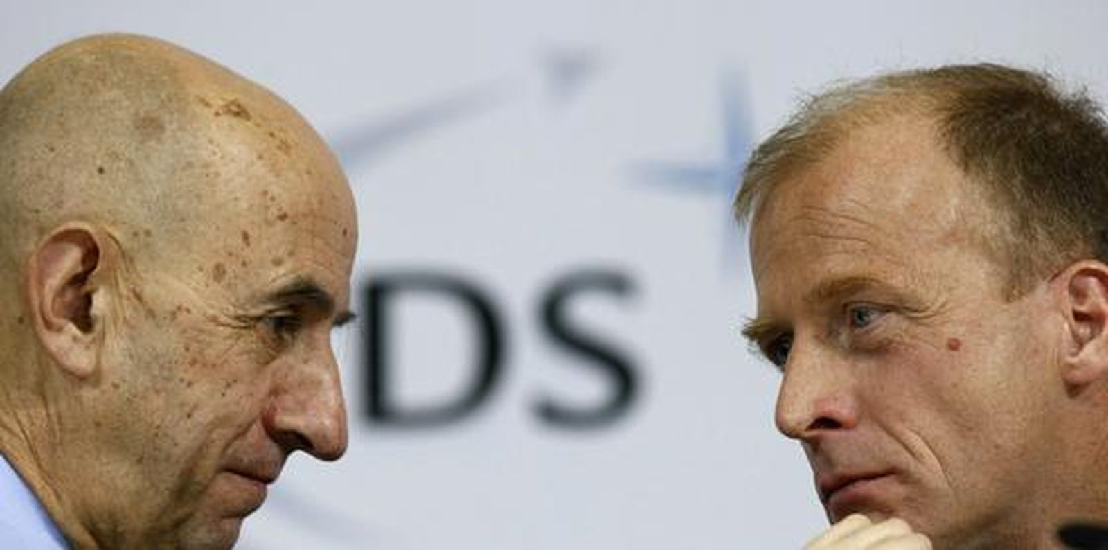 El presidente de EADS, Louis Gallois, acompañado del presidente de Airbus, Thomas Enders y el presidente de la división militar del fabricante europeo de aviones, Domingo Urena-Raso, ha fijado el 31 de enero de 2010 como fecha final para las negociaciones con los gobiernos europeos.

Foto: Agencias/ Jose Ángel García