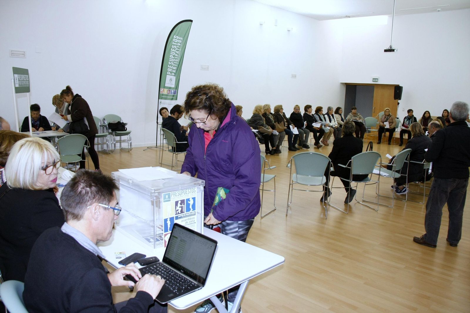 Una imagen de las votaciones celebradas ayer en el centro cívico.