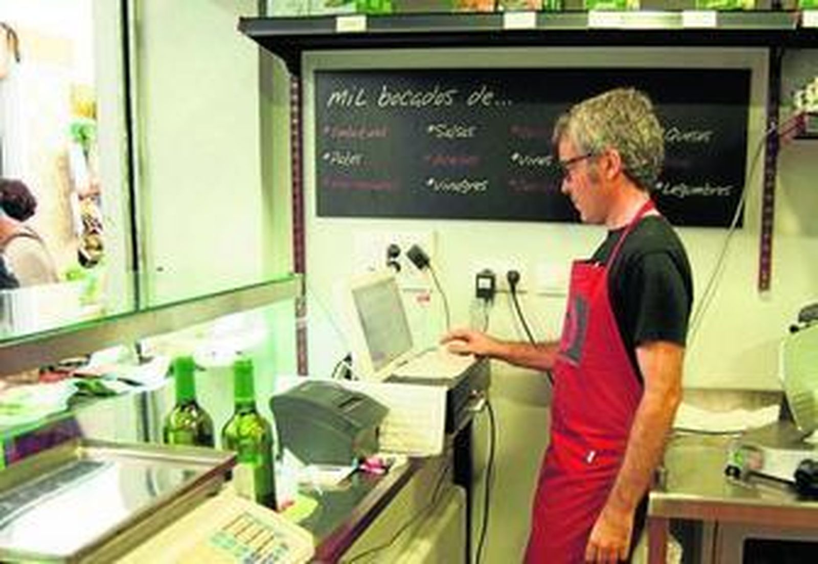 Juan Manuel González en su puesto del Mercado de Abastos de Puerto Real.