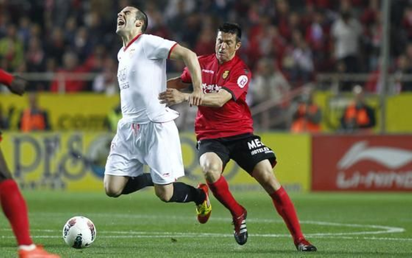 Negredo sufre una entrada de Martí por detrás. / Antonio Pizarro