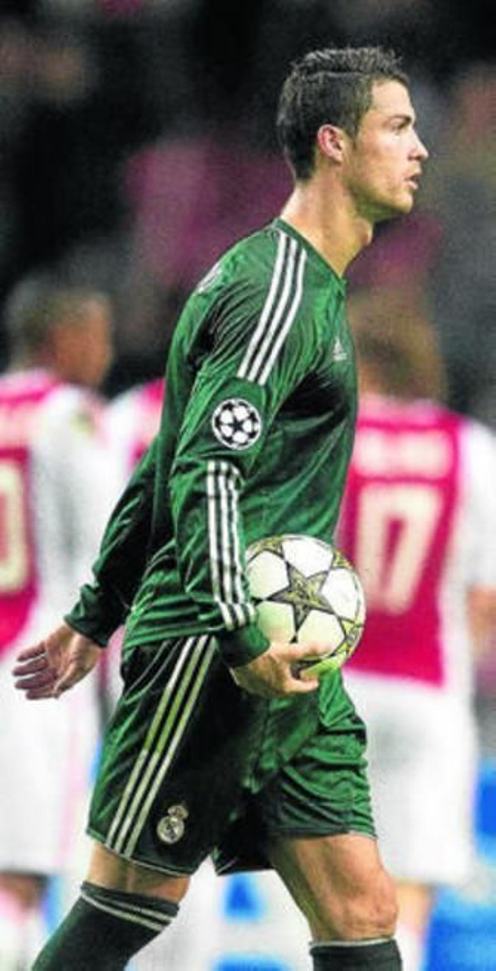 Cristiano Ronaldo, con el balón tras su 'hat-trick' ante el Ajax. Cristiano Ronaldo, con el balón tras su 'hat-trick' ante el Ajax.