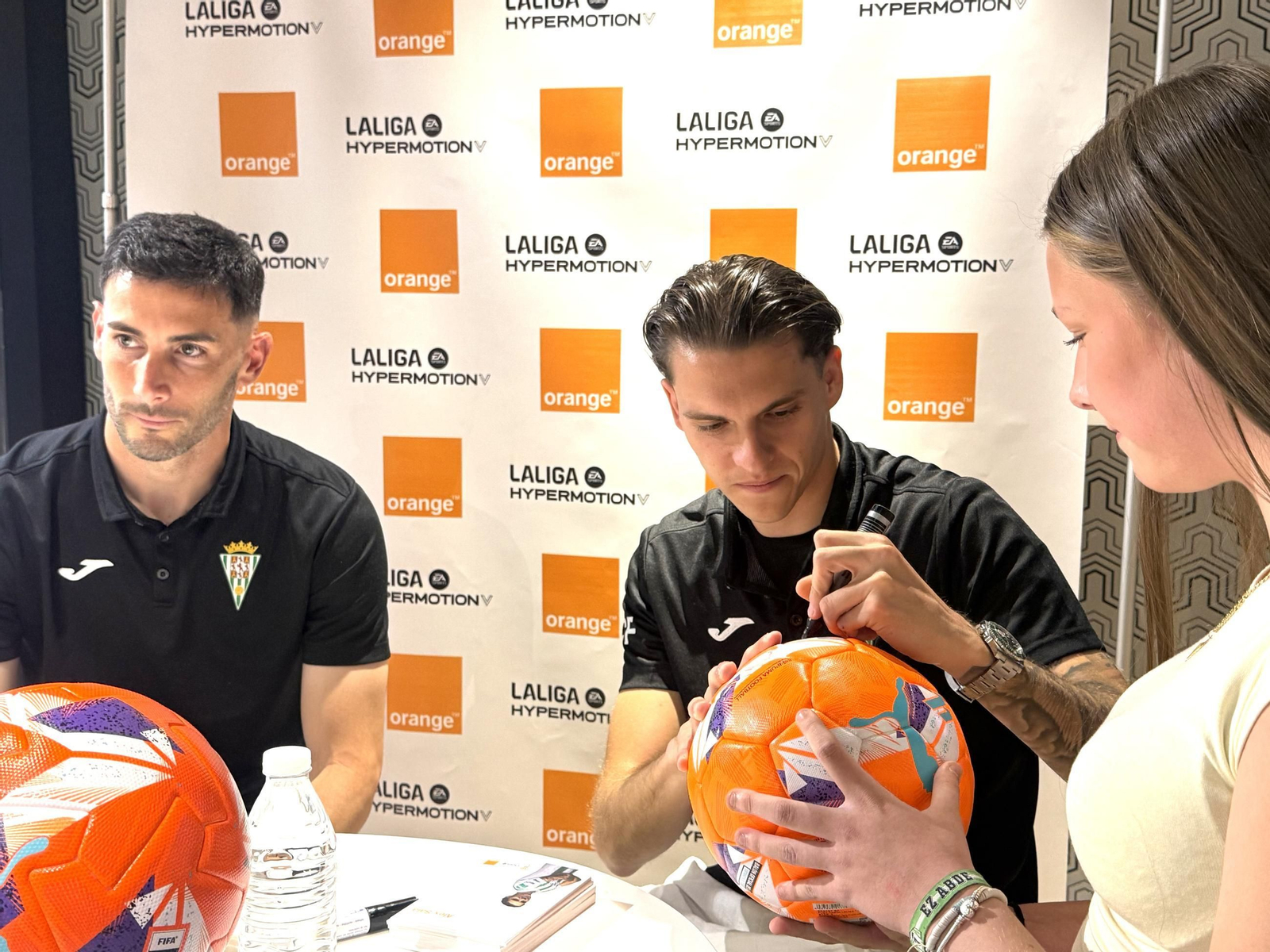 La afición del Córdoba CF enloquece con Álex Sala y Albarrán en el centro de la ciudad