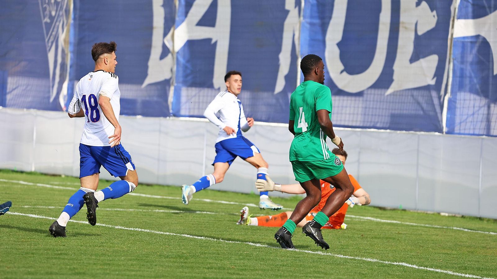 Almeida en el momento de materializar su último gol.