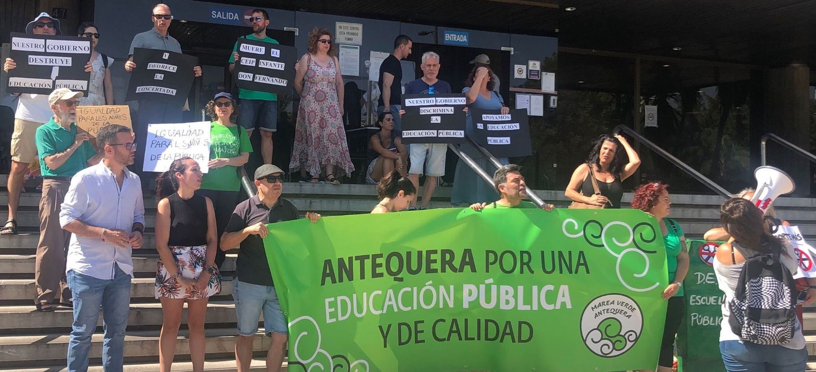 Protesta en la delegación de Educación de Málaga.
