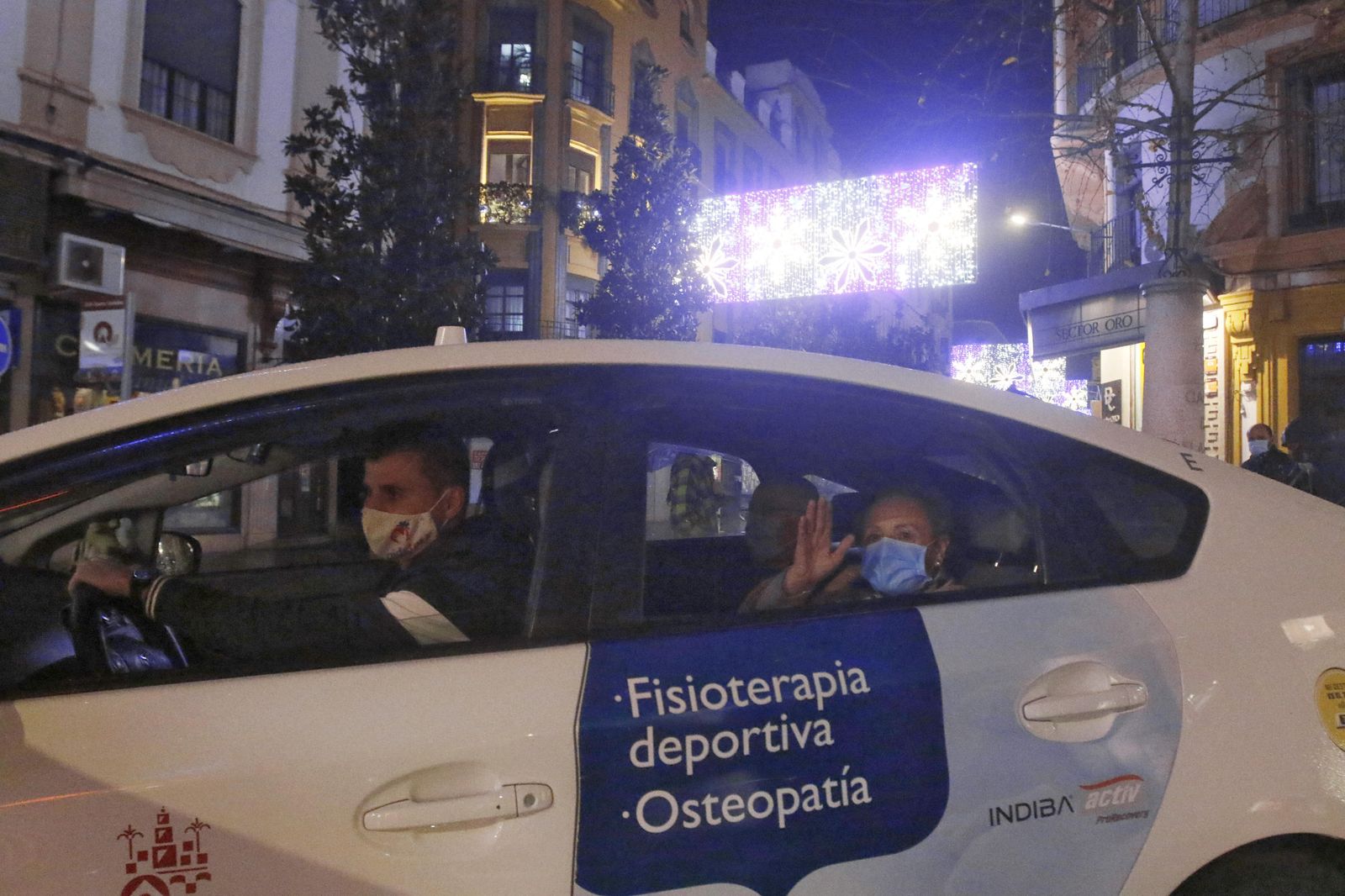 Un de los taxis del Paseo de la Ilusión a su paso por Cruz Conde.