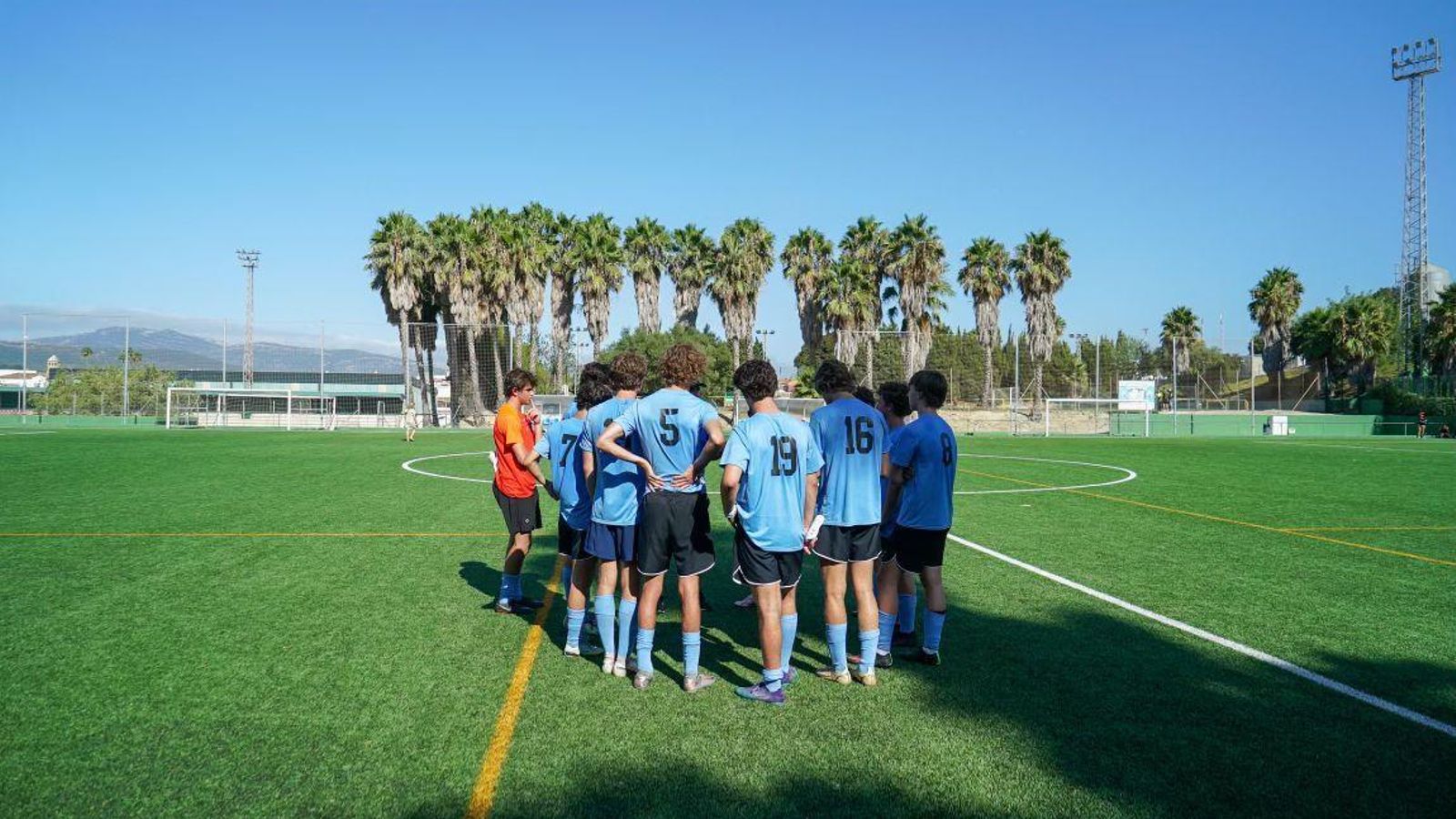 Entrenamiento de jugadores de la Academia.