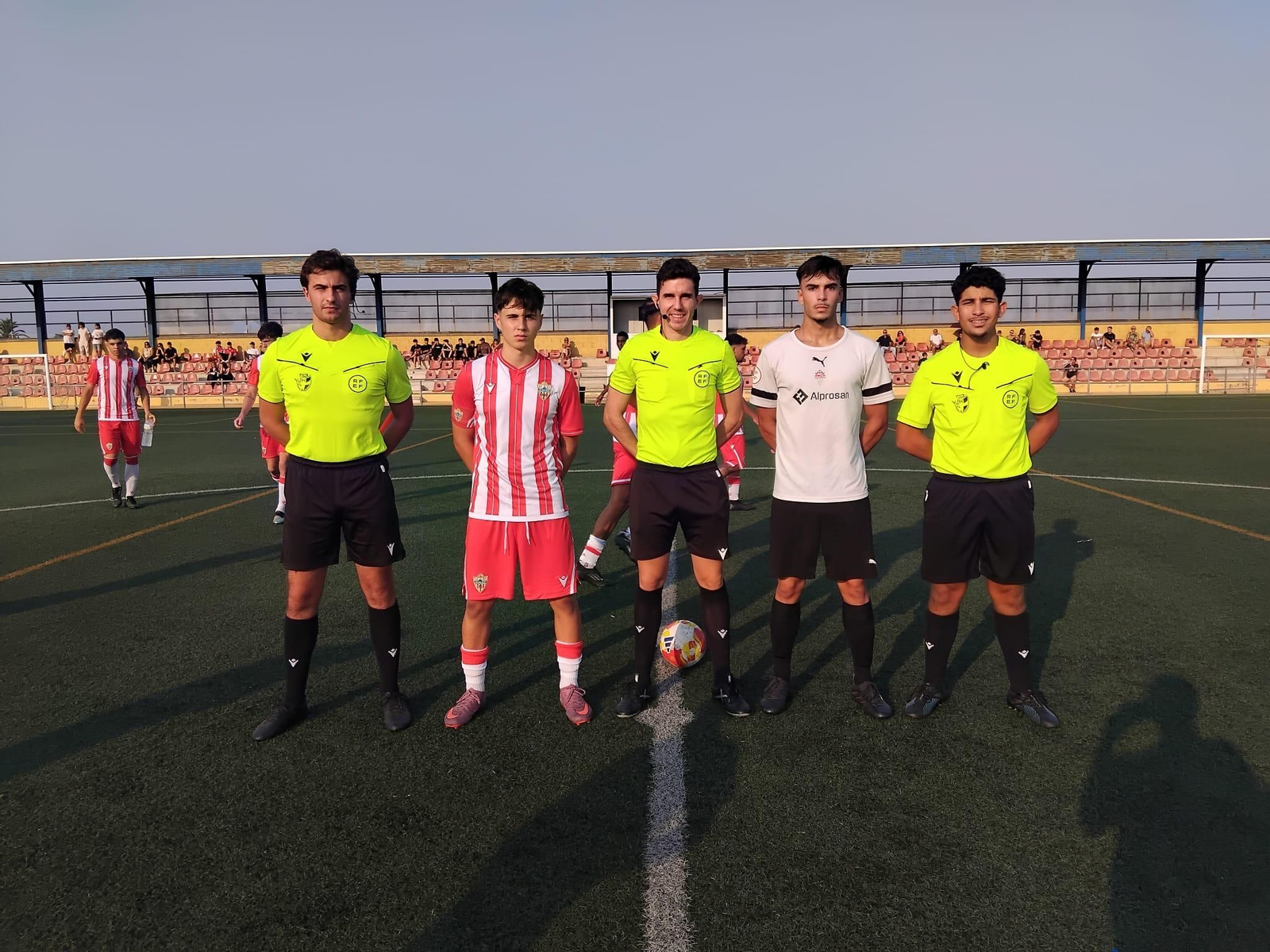Los capitanes de La Cañada y del Almería juvenil posan con el trío arbitral durante un derbi disputado en pretemporada.