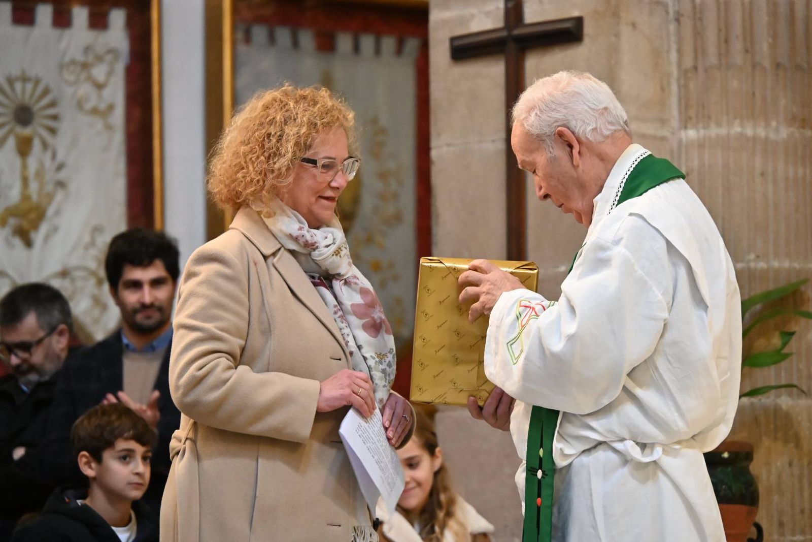 Las imágenes del homenaje de Villa del Río a su párroco emérito, Manuel Tirado Fernández