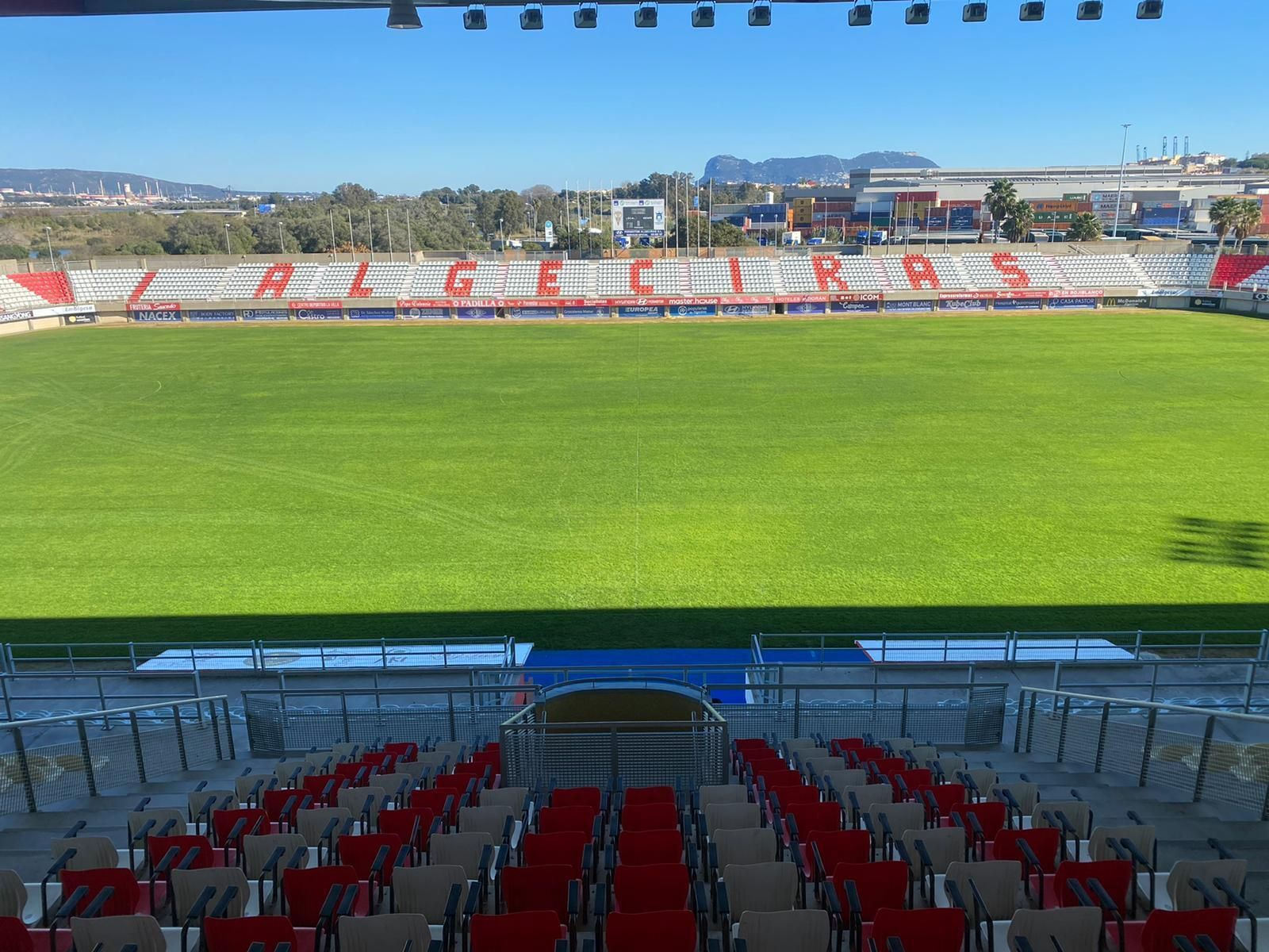 El estadio Nuevo Mirador de Algeciras, con La Línea al fondo.