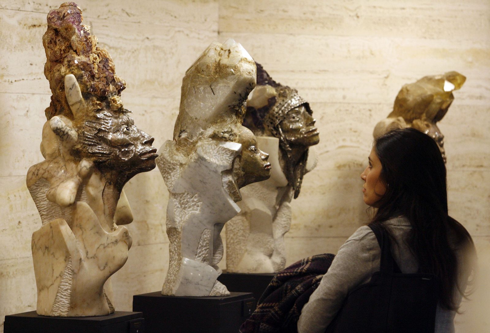 Esculturas de Aurelio Teno en una exposición.