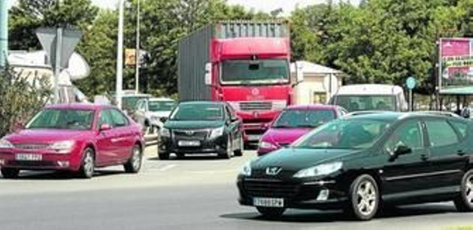 Vehículos circulando, en la capital, por las inmediaciones del puente de Punta Umbría.