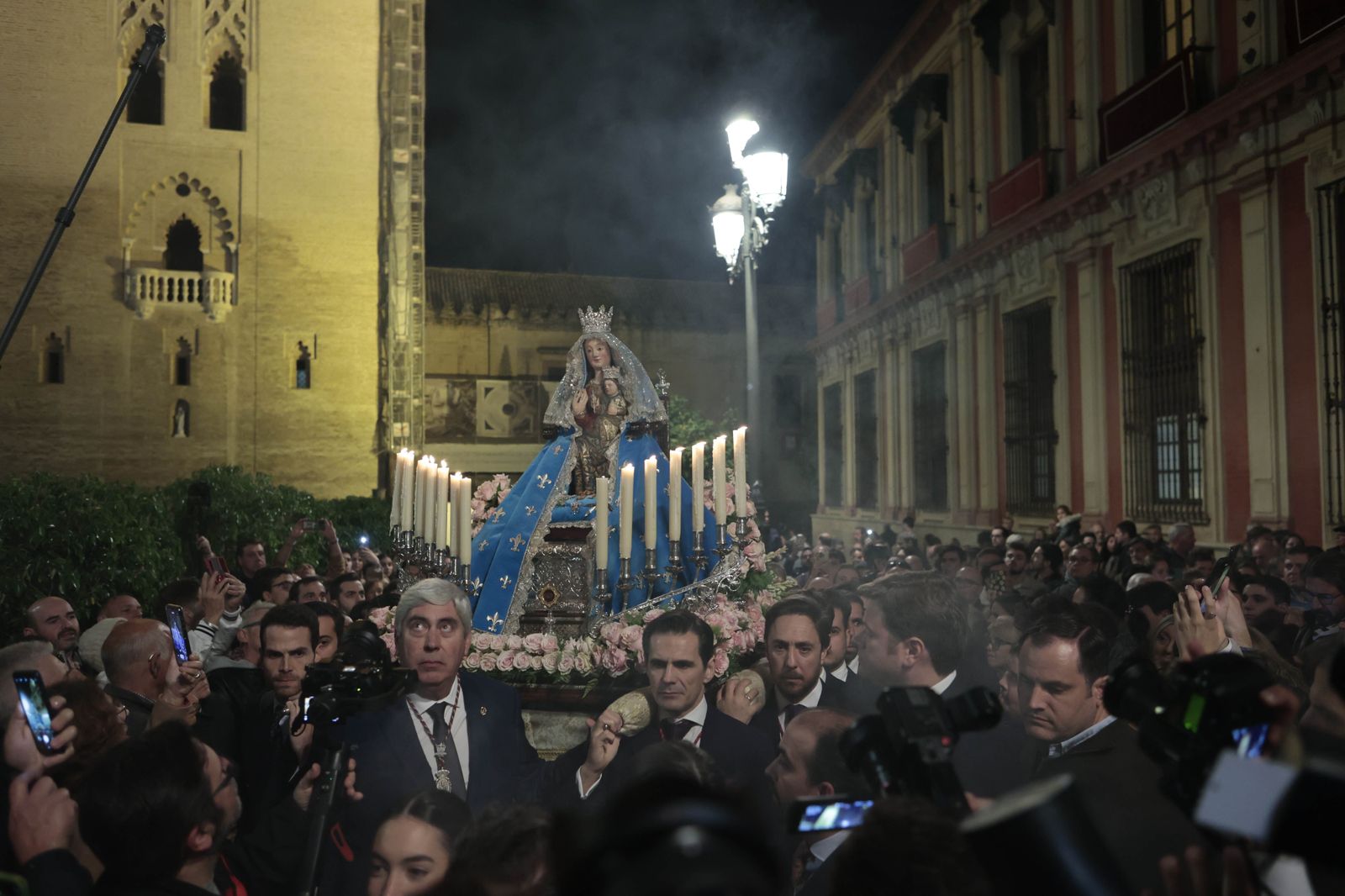 Las imágenes del traslado de la Virgen de Valme a la Catedral