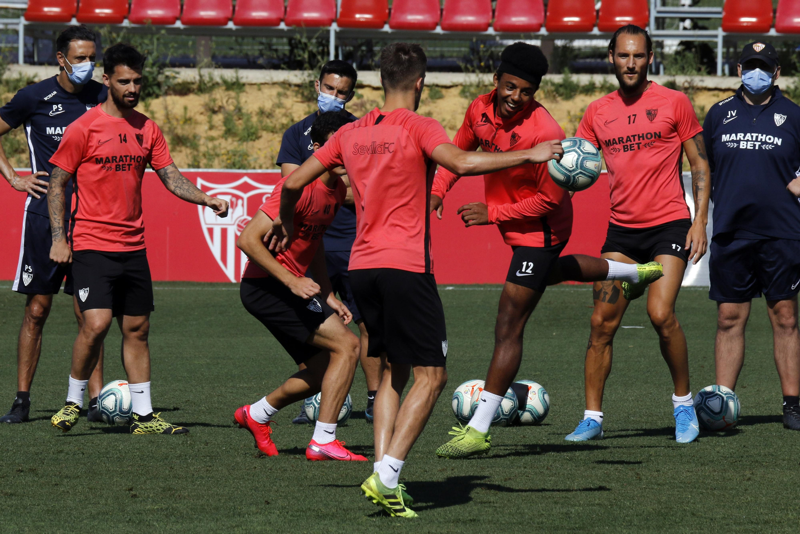 Koundé cabecea sonriente en un rondo con Suso, Genaro y Gudelj, ante los técnicos.