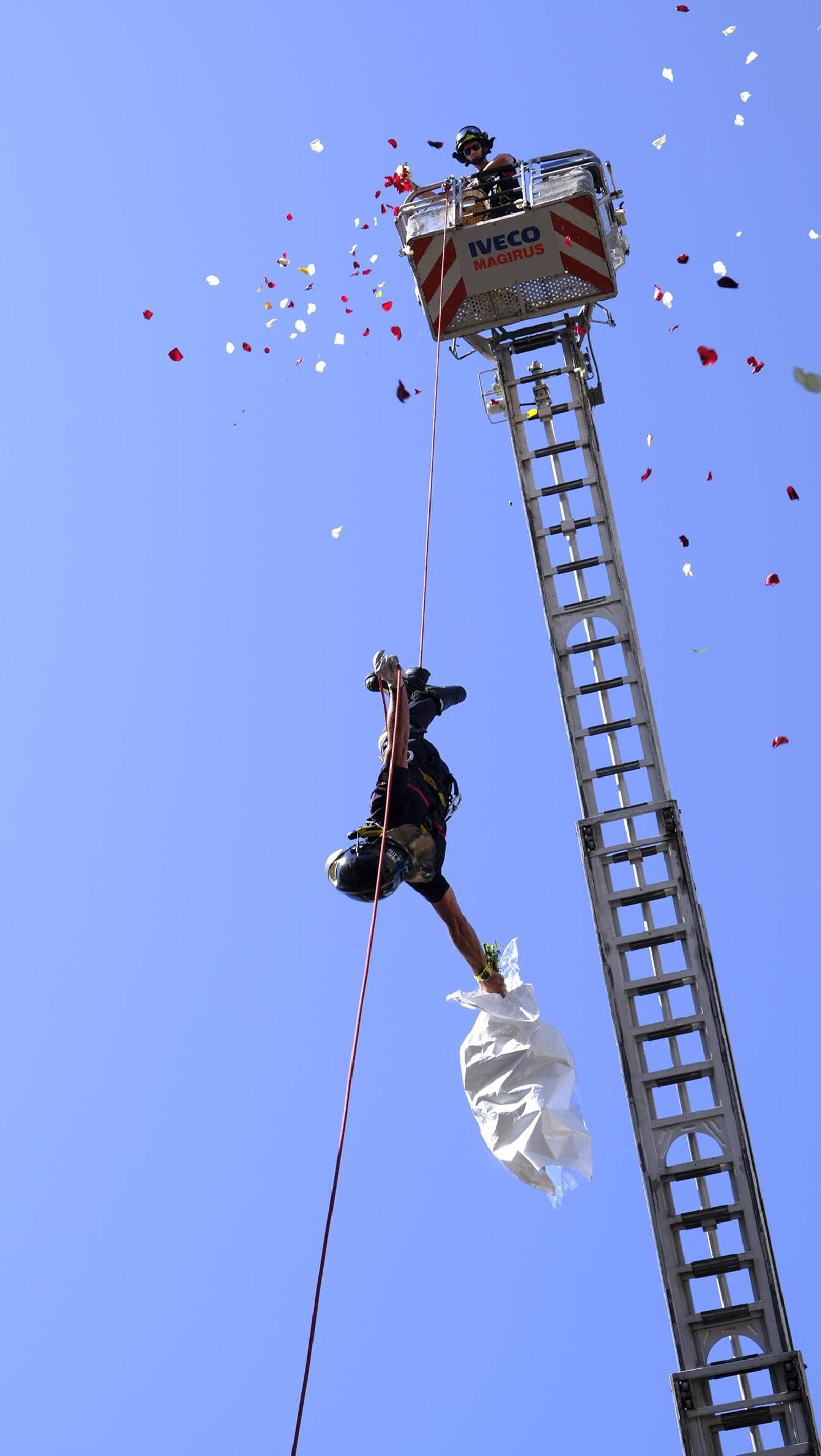 La ofrenda floral a la Virgen del Mar en la Feria de Almería 2025, en imágenes