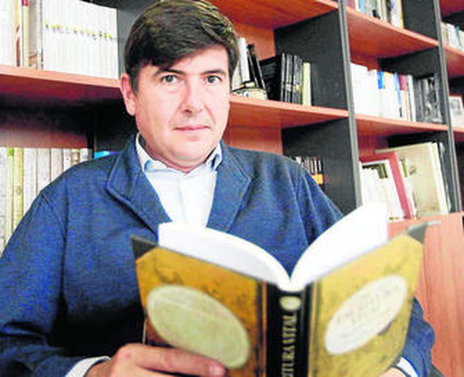 Manuel Pimentel, con uno de sus libros.