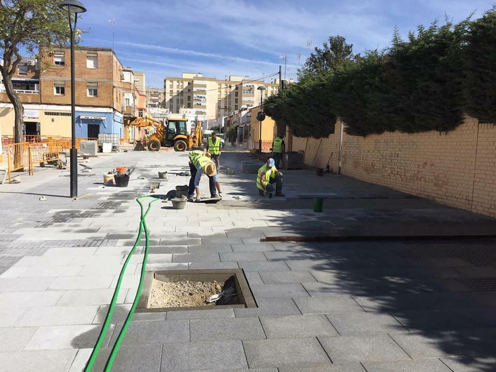 Aspecto que presenta la calle Dragón hace unos días, mientras faenaban unos operarios.