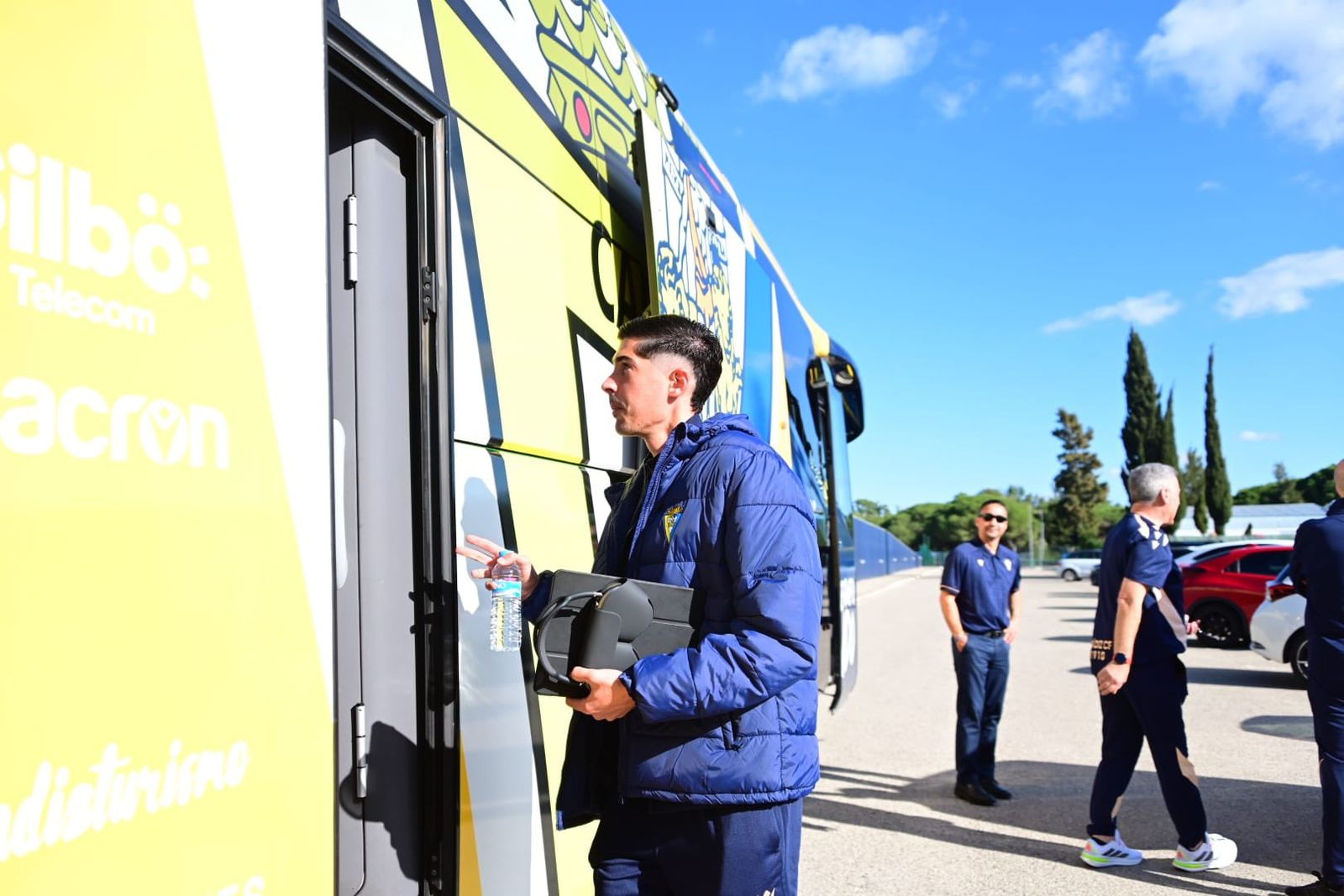 Carlos Fernández sube al autobús del Cádiz para viajar a Almería.