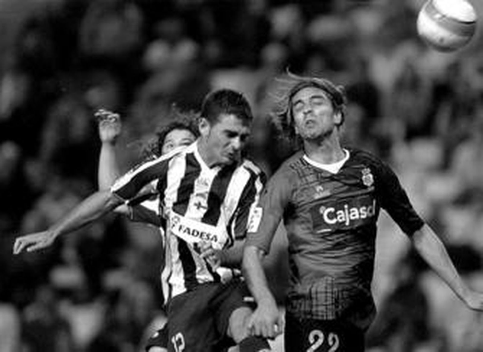 Adrián disputa un balón aéreo con el jugador del Recreativo Beto.