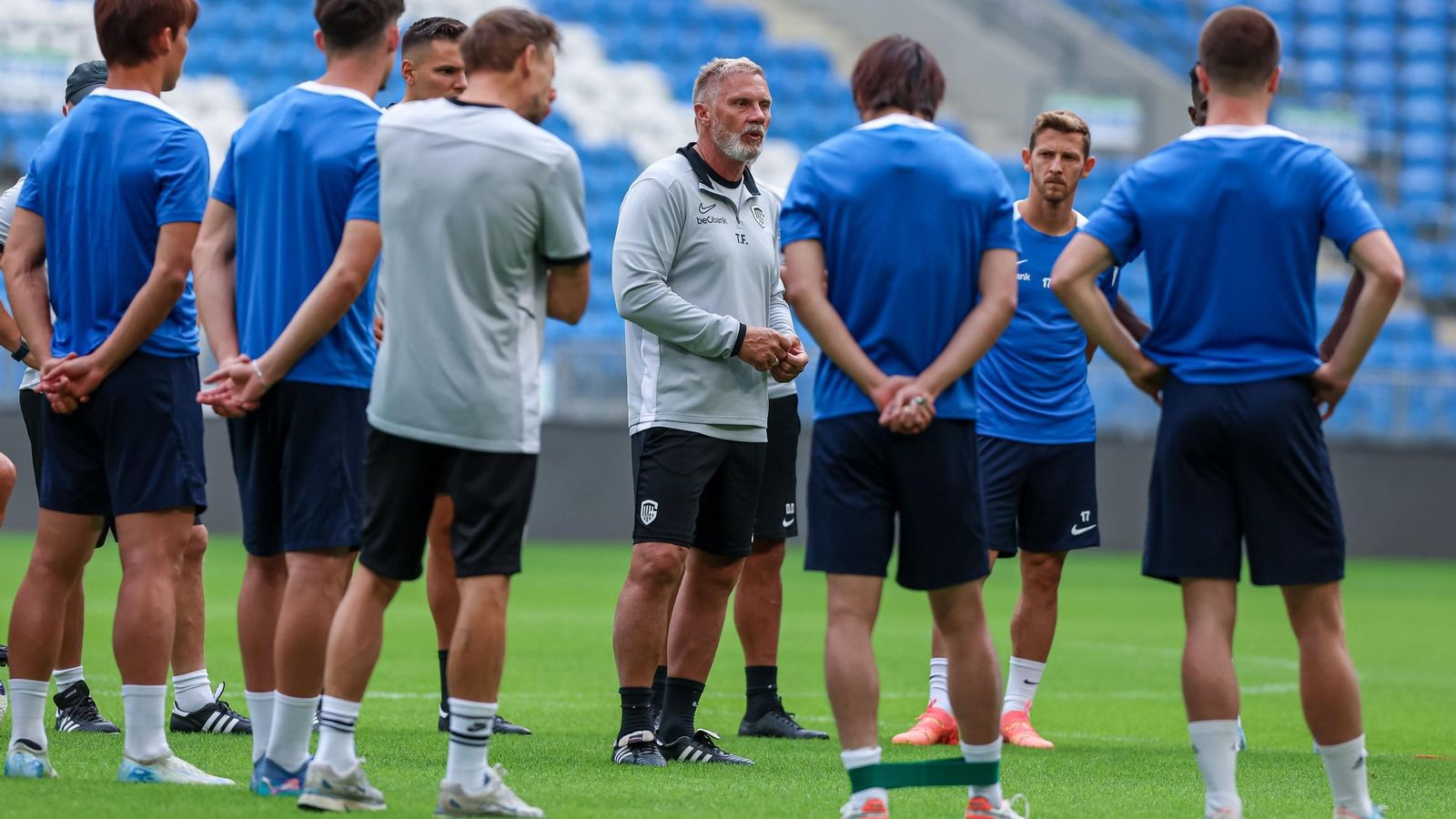 Thorsten Fin da instrucciones a sus jugadores en un partido de la ronda previa de la Europa League de este curso.