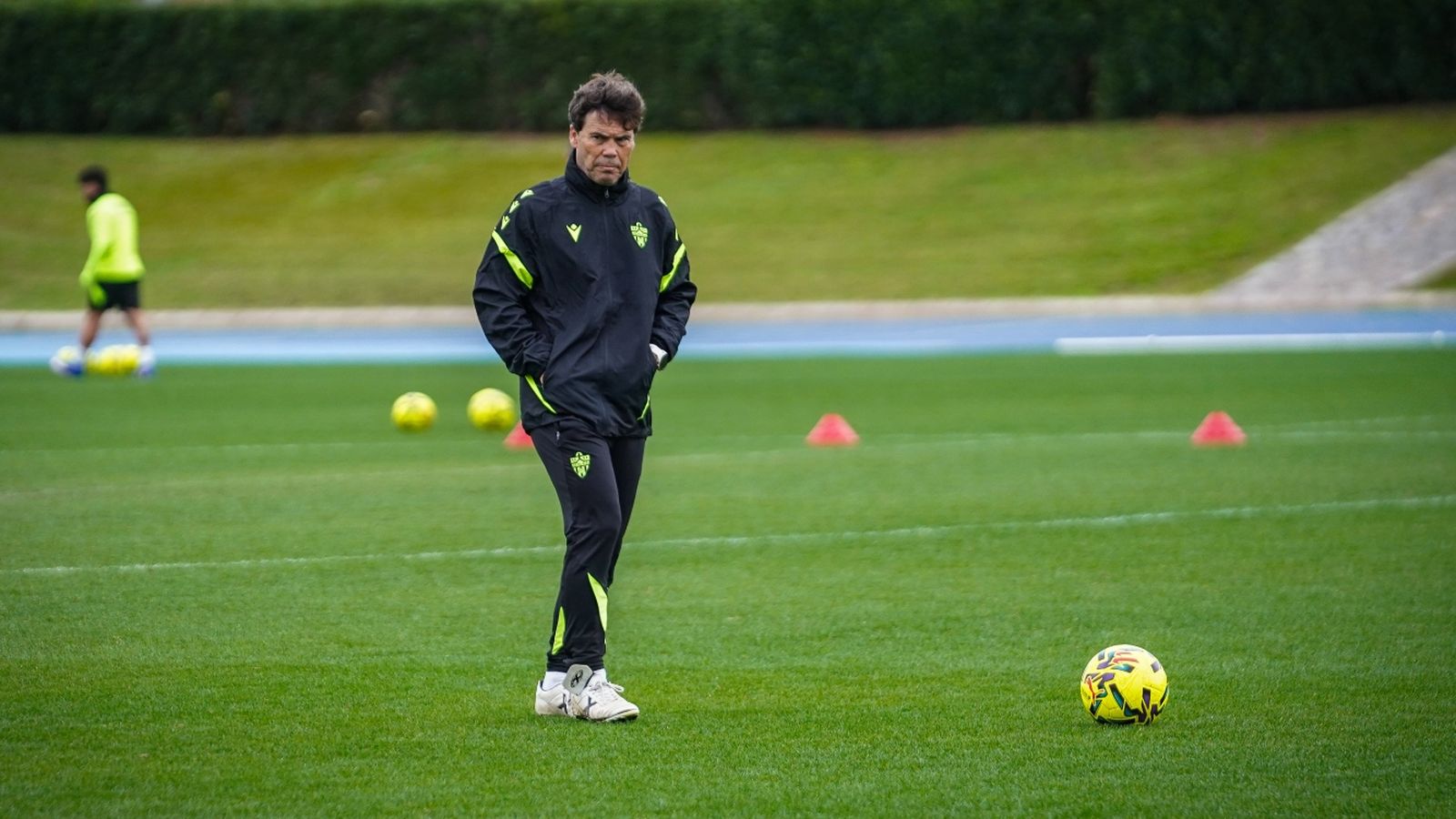 El técnico rojiblanco, con rostro pensativo en una de las sesiones de la semana.