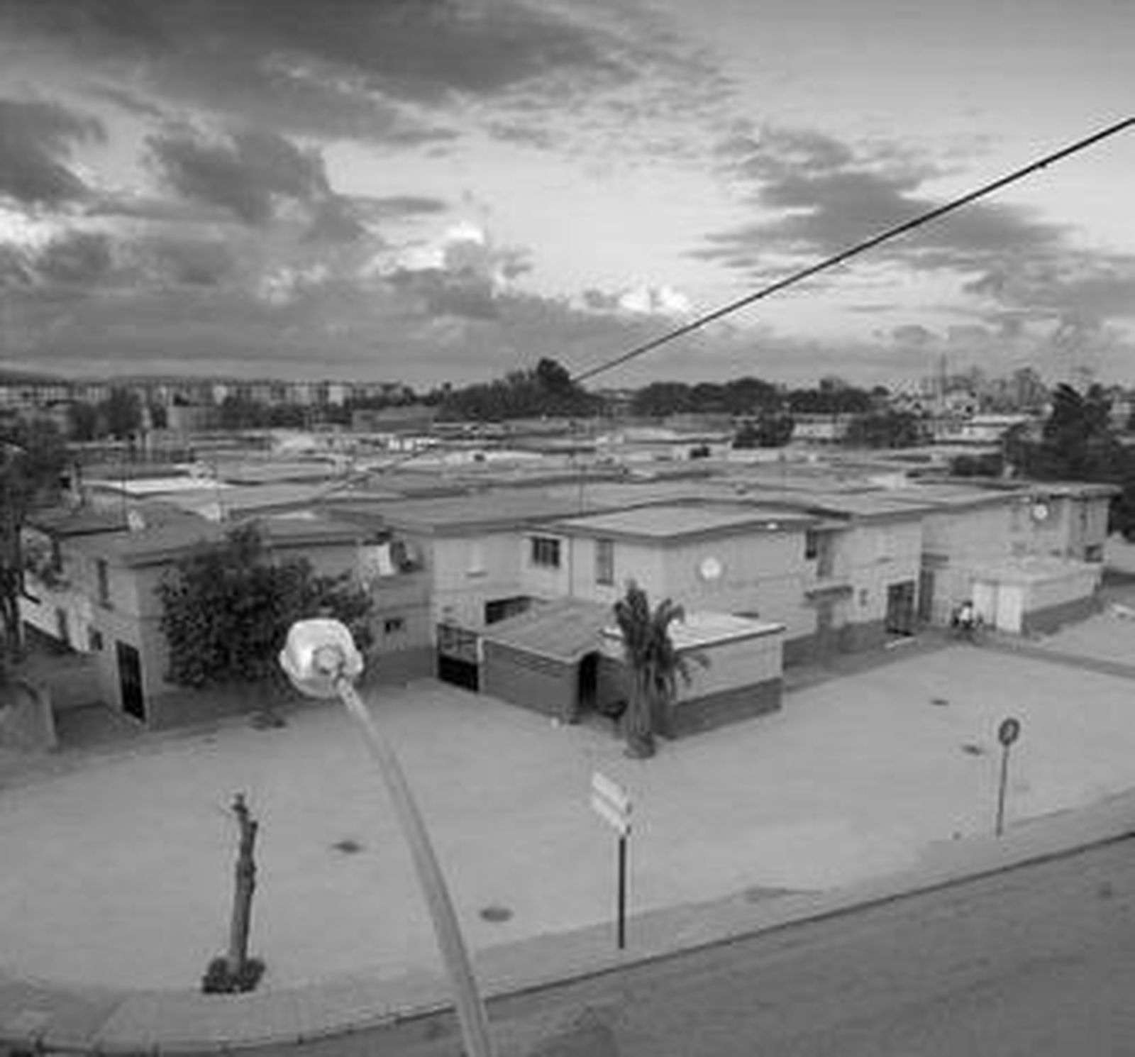 Algunas de las viviendas sociales de Los Junquillos, una de las zonas más deprimidas de La Línea.