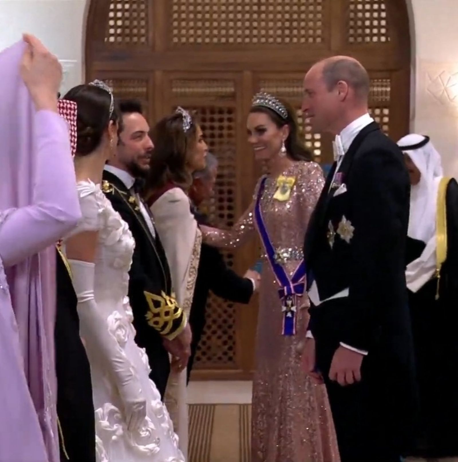 Los príncipes de Gales, en su primera representación en el extranjero en una boda, saludan a los novios