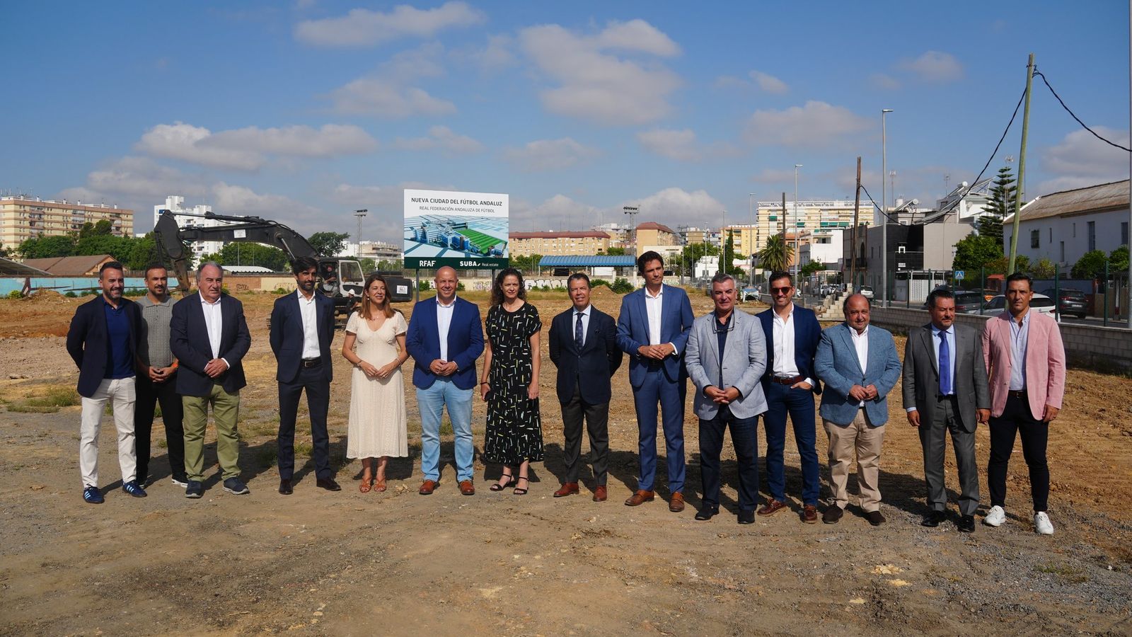 Momento en el que representantes de la RFAF y la Junta de Andalucía visitan los terrenos donde se construirá la nueva ciudad de fútbol
