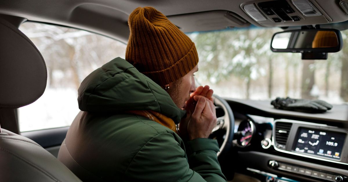 Es oficial: La DGT confirma multas de hasta 200 euros por conducir con el abrigo puesto si compromete tu visión o libertad de movimientos