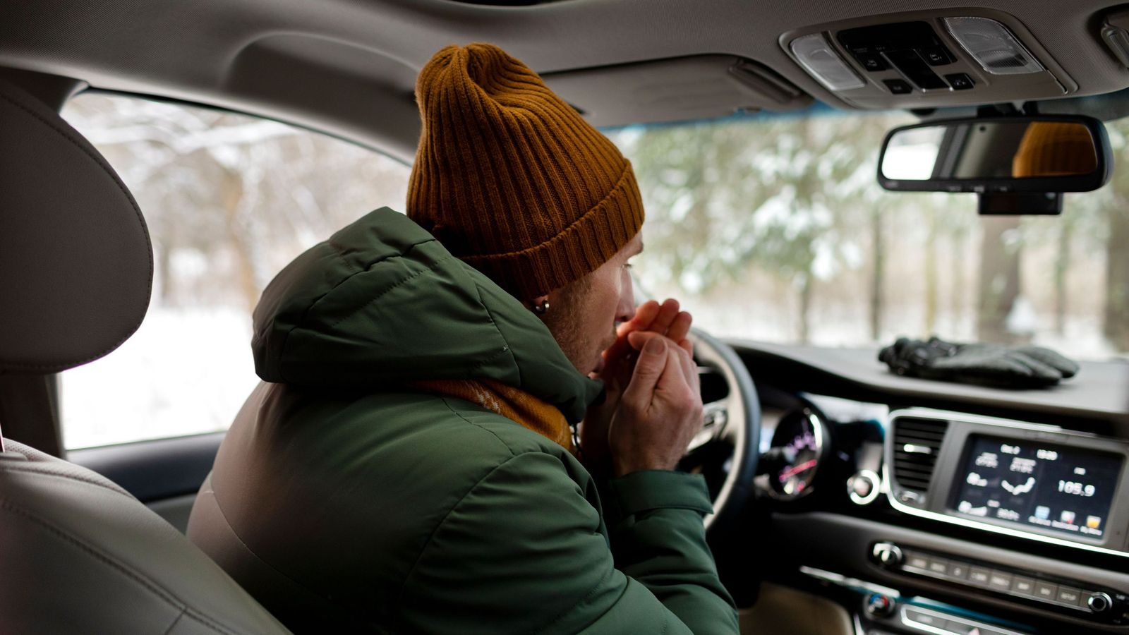 Conducir con gorro, guantes o capuchas también pueden suponer multas de al menos 80 euros.
