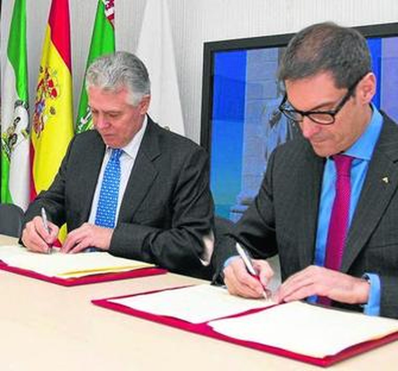 Menacho y Gutiérrez Vigara firmando el convenio.