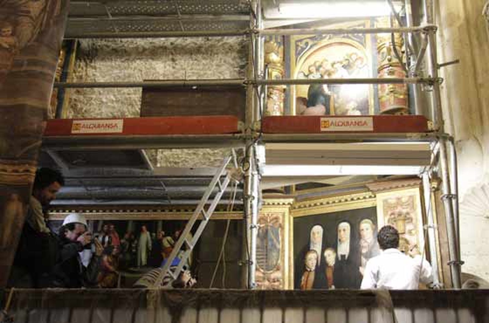 El responsable de Patrimonio del Cabildo Catedral, Francisco Navarro, informa sobre la restauración del retablo del mariscal de la Catedral de Sevilla. Sacristía de la Antigua de la Catedral.

Foto: Victoria Hidalgo