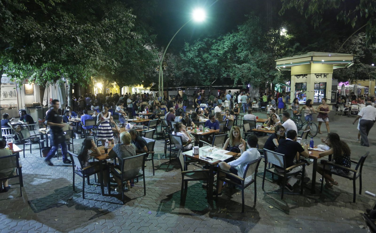 Una imagen habitual en la Alameda de Hércules, una de las principales zonas de ocio.