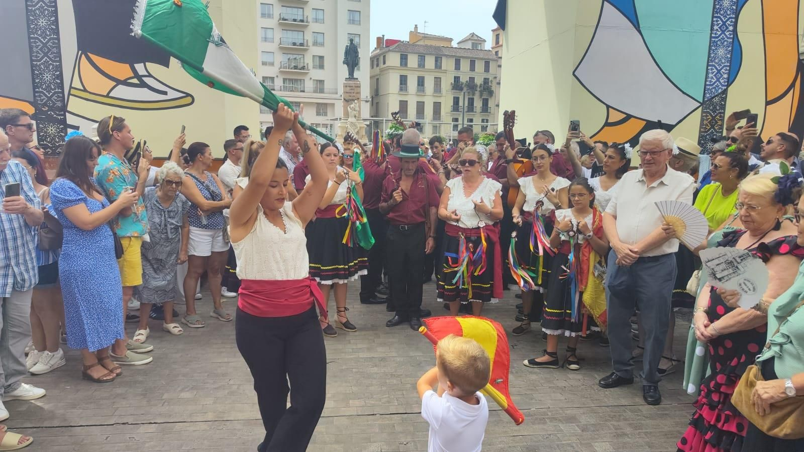 Míriam Martín bailando junto a su hijo en Calle Larios.