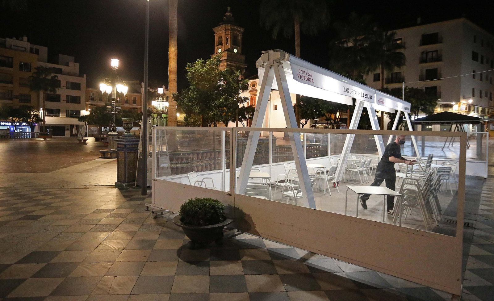 Un camarero recoge poco antes de iniciarse el toque de queda en Algeciras