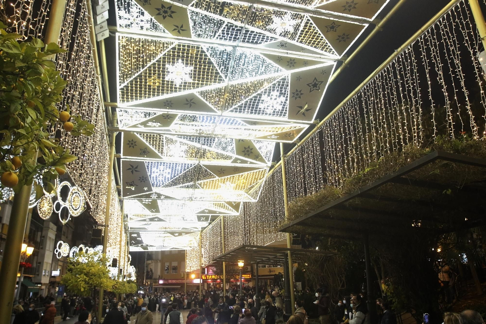 El encendido del espectacular alumbrado navideño de Puente Genil, en fotografías