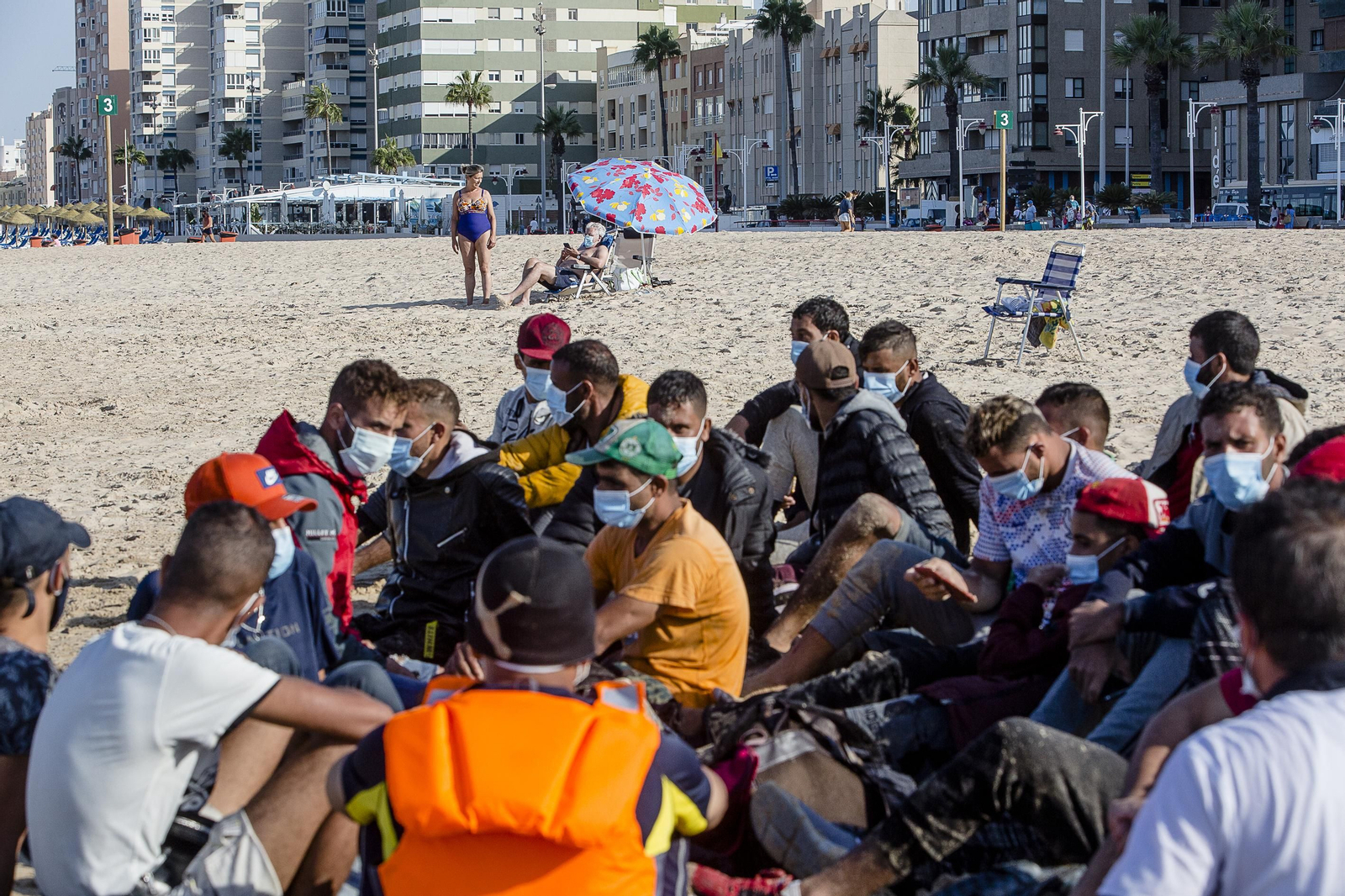 Llegada de una patera con 26 inmigrante a la playa de la Victoria