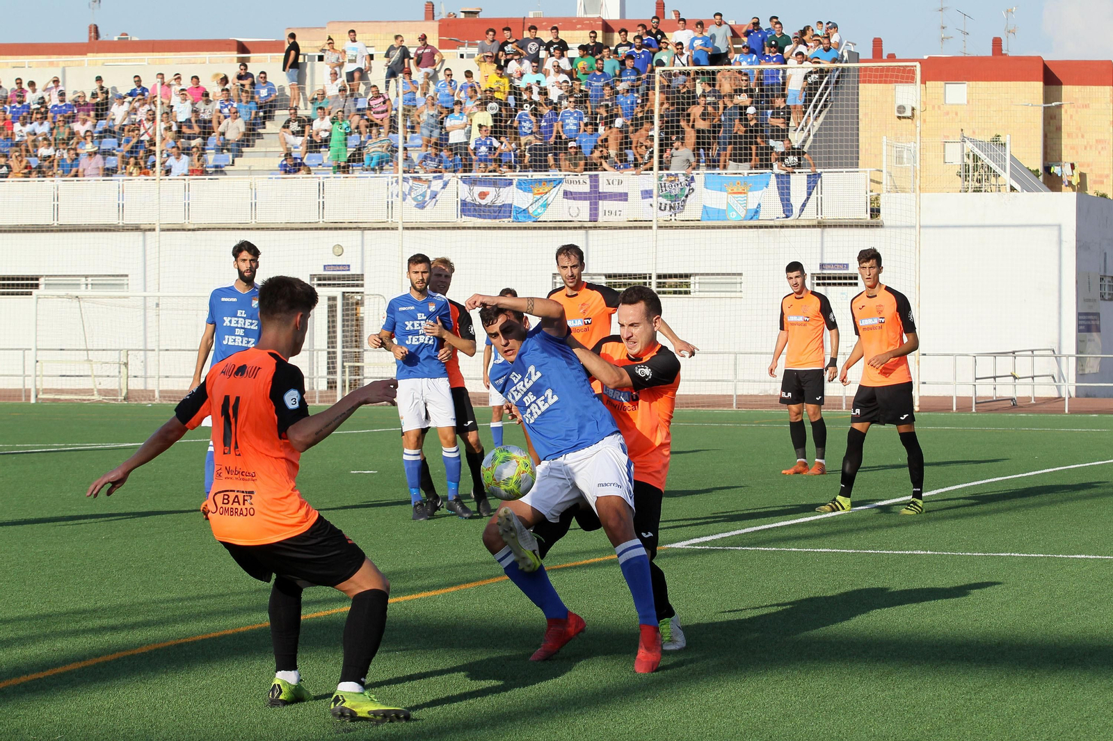 Juanca lucha por el balón con Edu Brenes en La Granja en el partido de la segunda jornada de Liga.