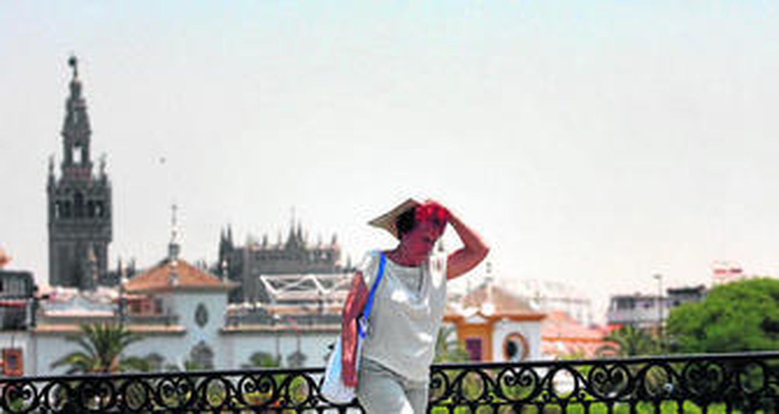 Protegerse del sol era necesario cuando se paseaba ayer por Sevilla en las horas centrales.
