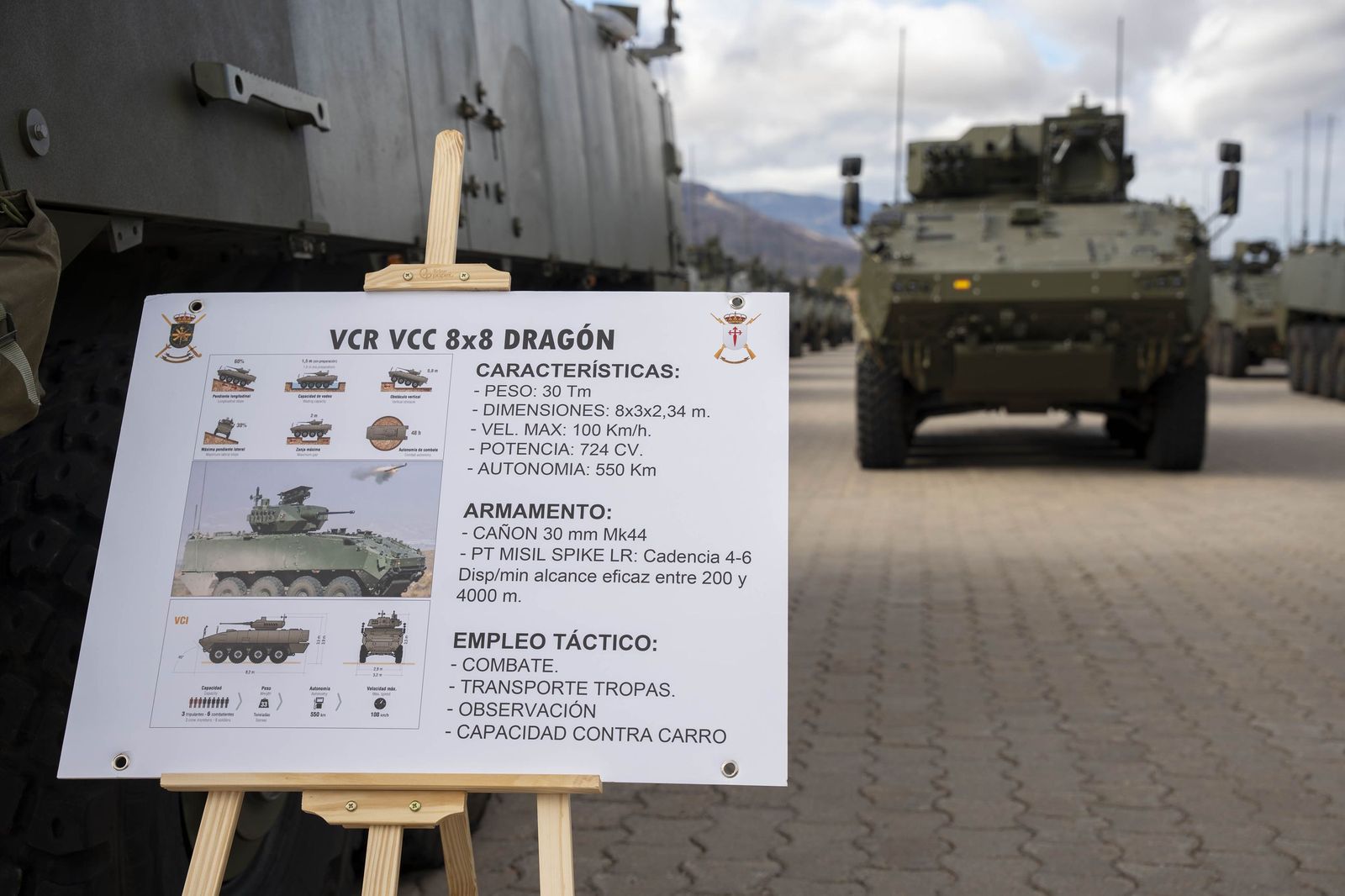 Margarita Robles entrega en Viator los primeros vehículos 8x8 ‘Dragón’ al Ejército de Tierra