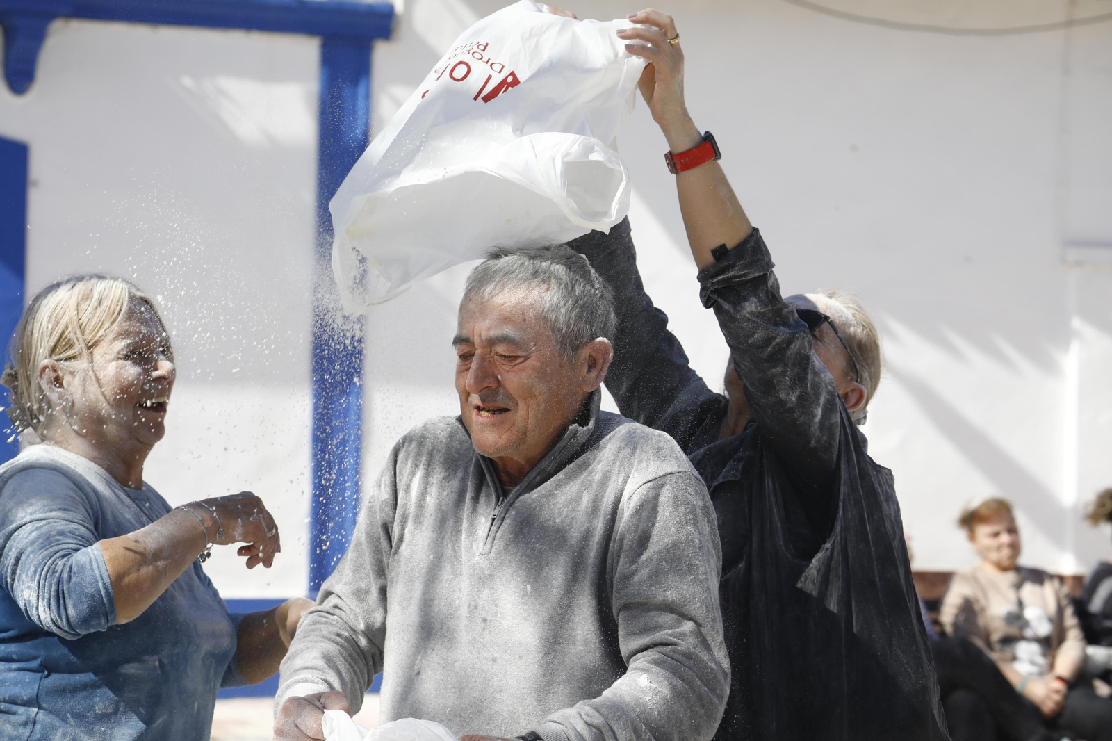 La batalla de la harina de Ochavillo del Río, en imágenes