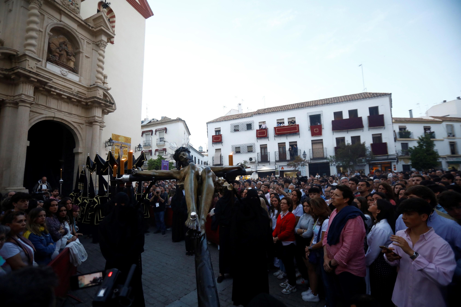 Lunes Santo en Córdoba: la procesión del Vía Crucis, en imágenes