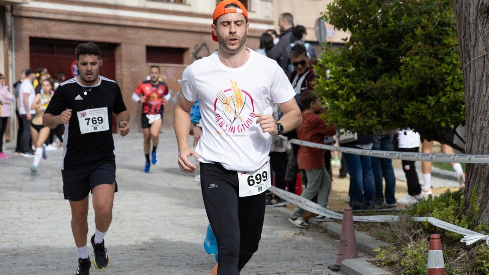 Más de 2.100 participantes corren para promover la salud en Jaén, en imágenes (1)