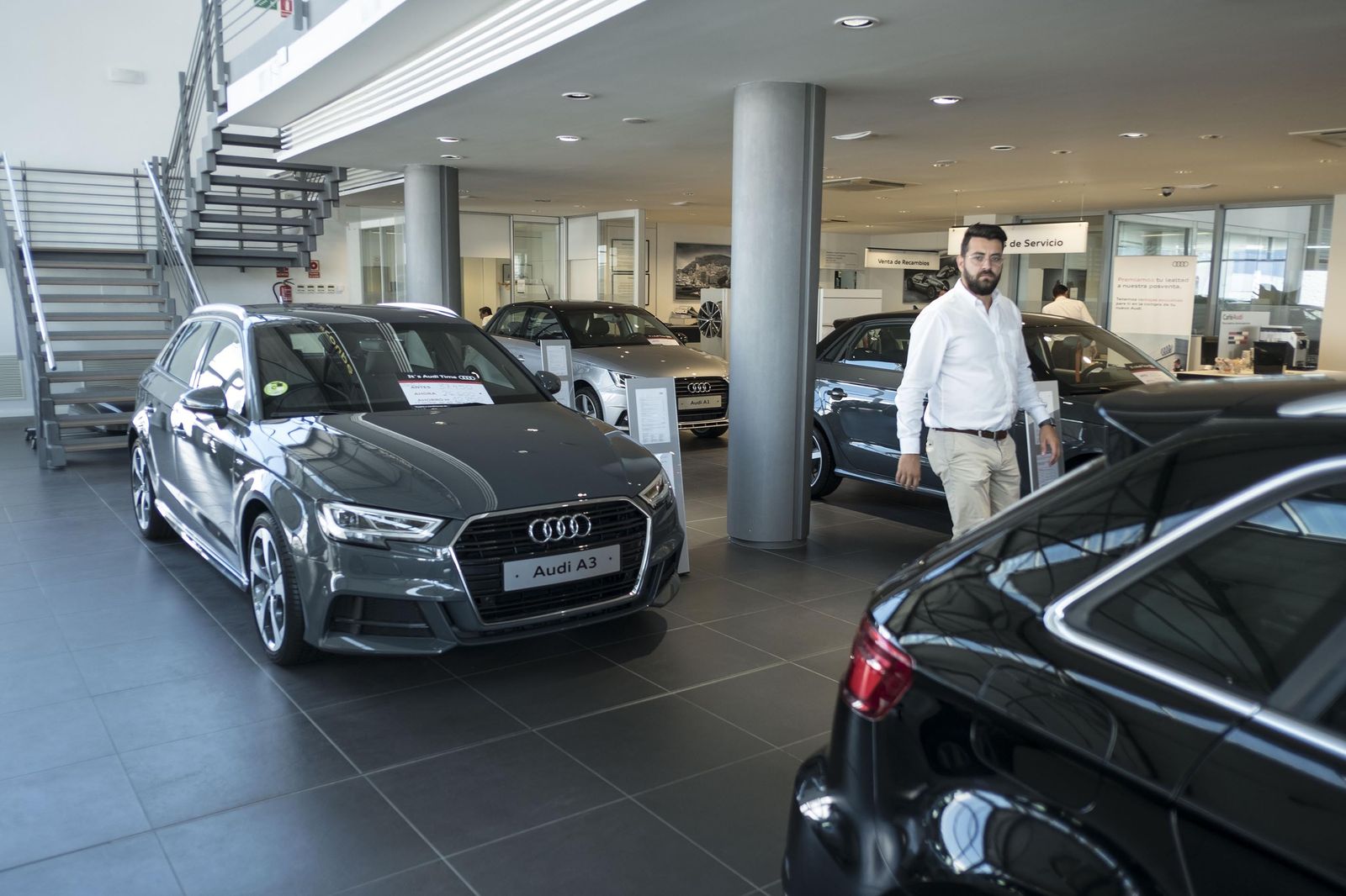 Vehículos en un concesionario.