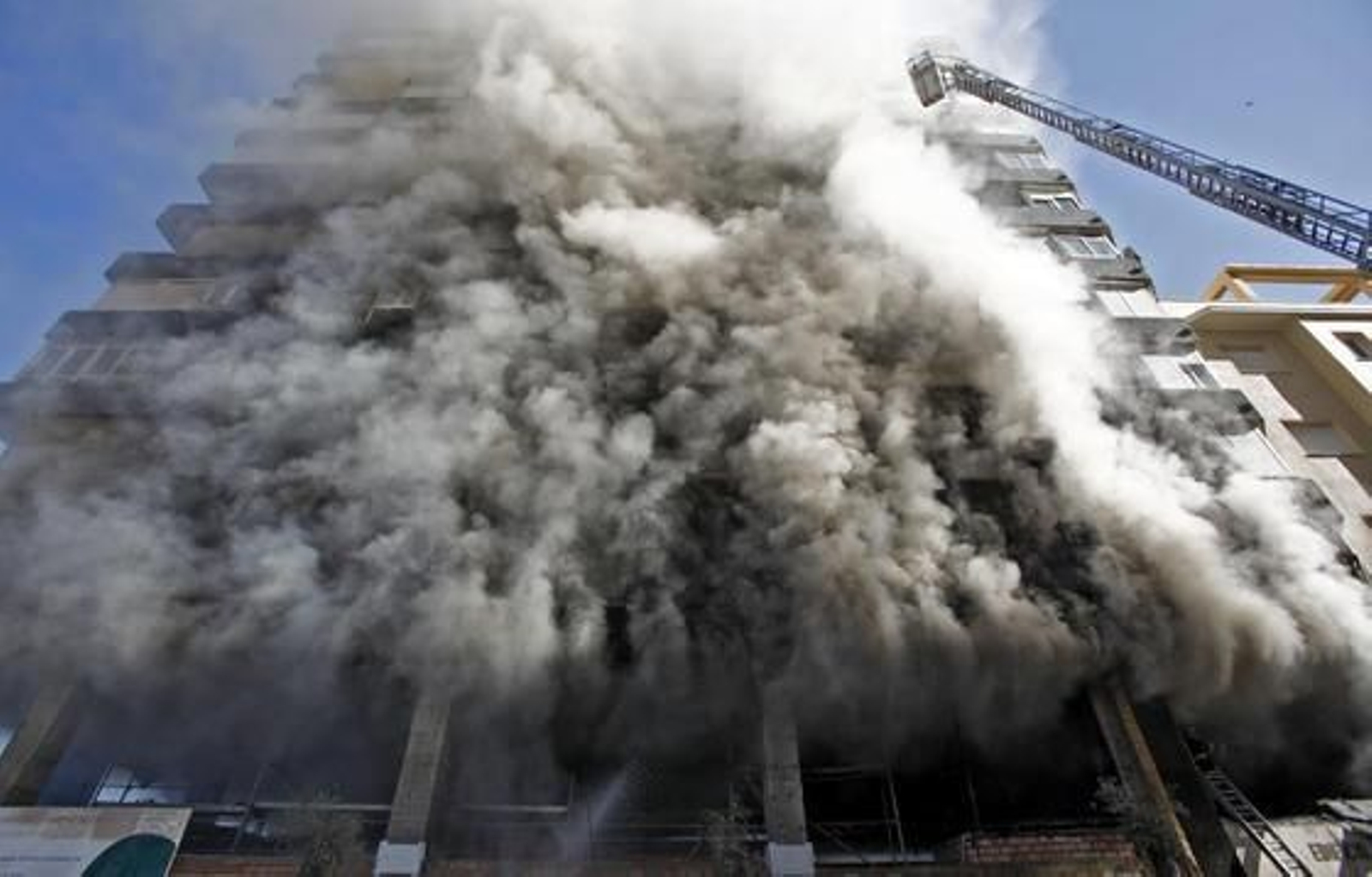 Espectacular incendio en un edificio de la calle Brasil. /Jesús Marín