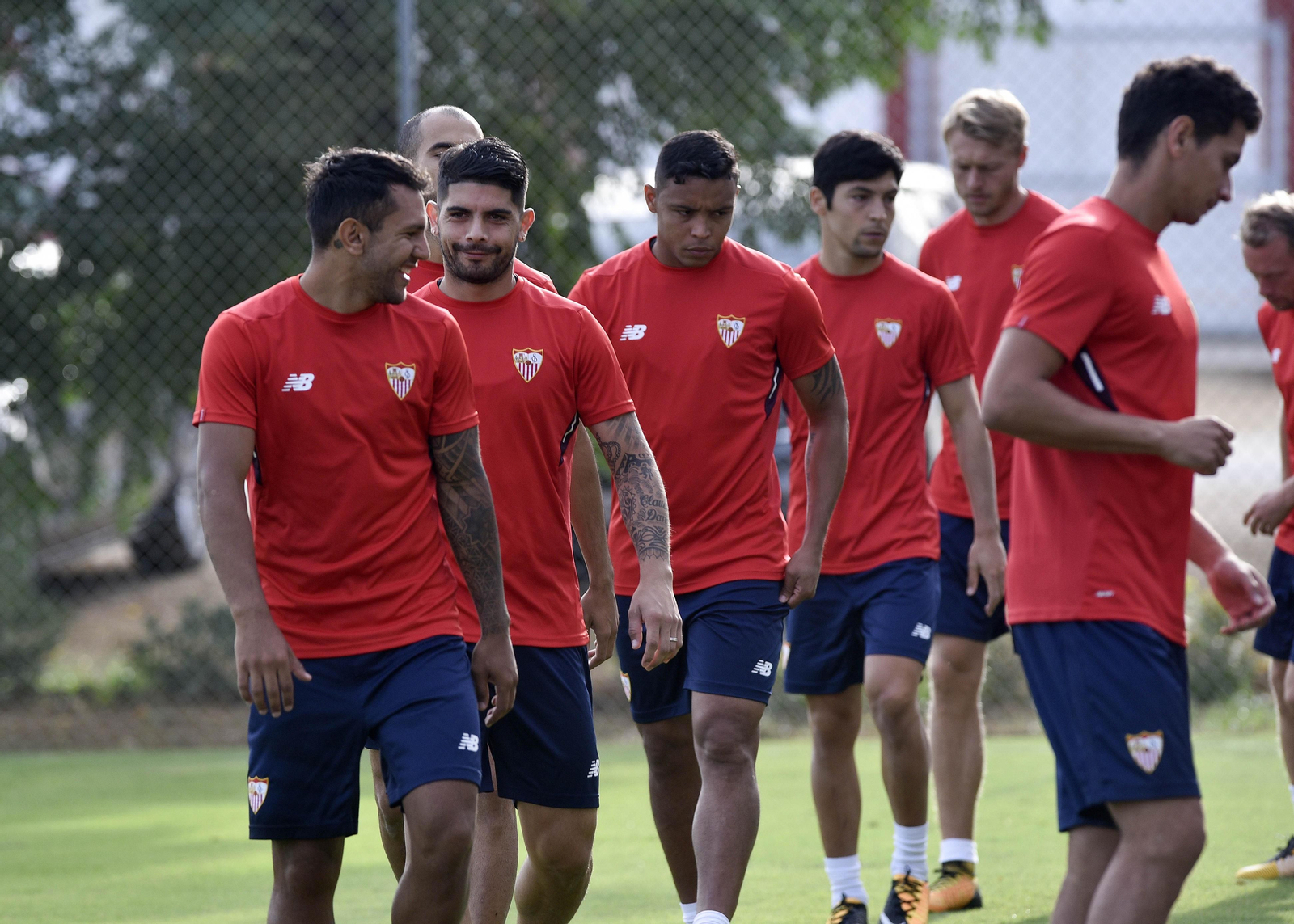 Montoya, Banega, Pizarro (tapado), Muriel, Borja Lasso y Kjaer hacen cola.