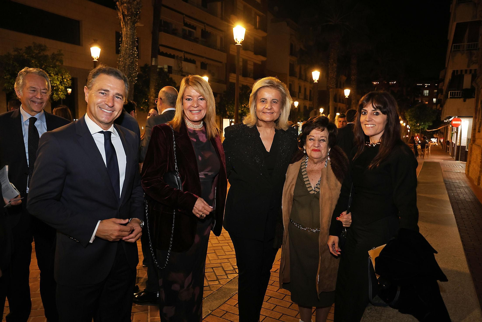 Imágenes de los invitados a la gala de los  37 premios Onubenses del Año