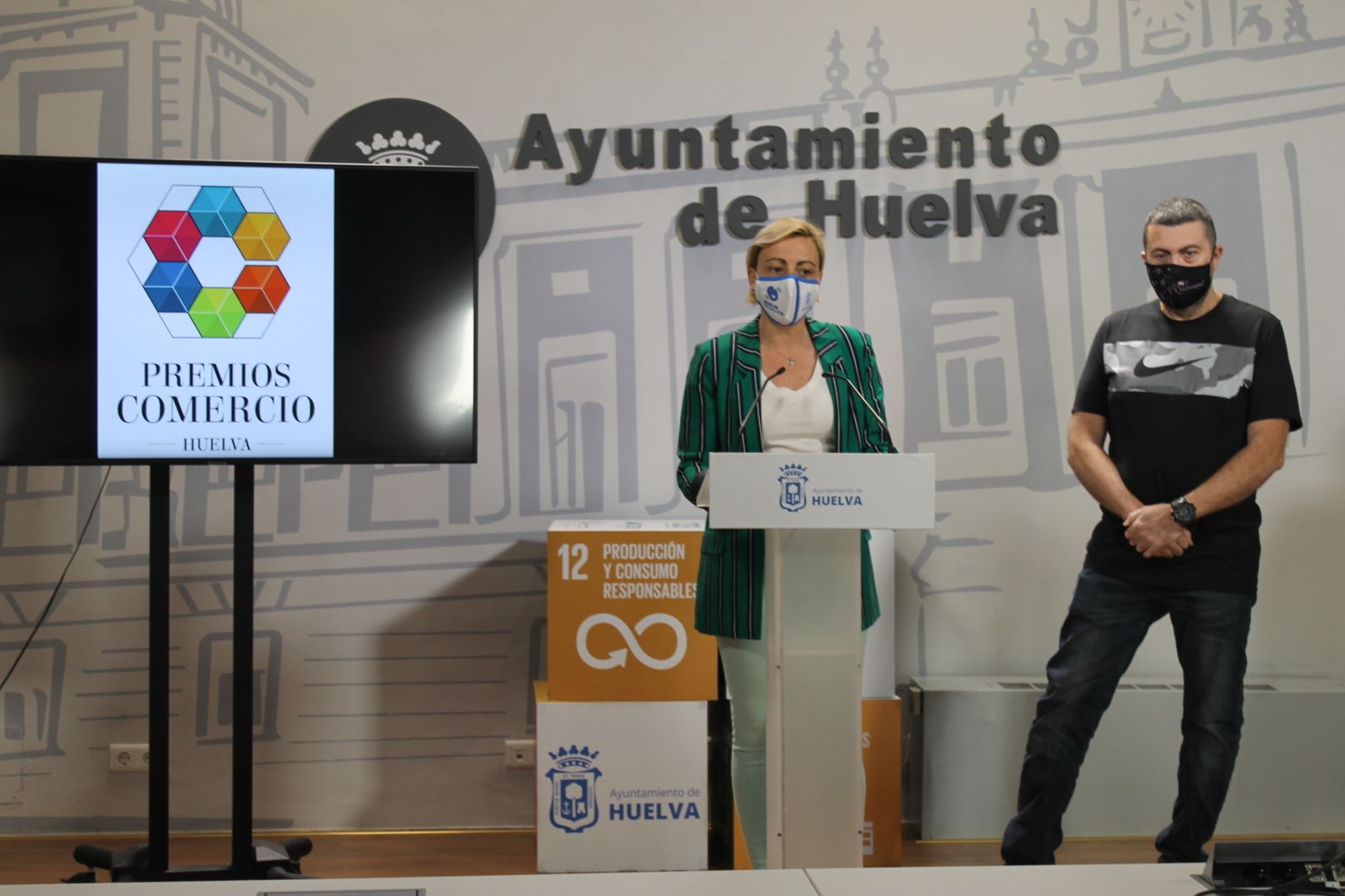 La concejala de Comercio y el vicepresidente de Huelva Comercio durante la presentación.