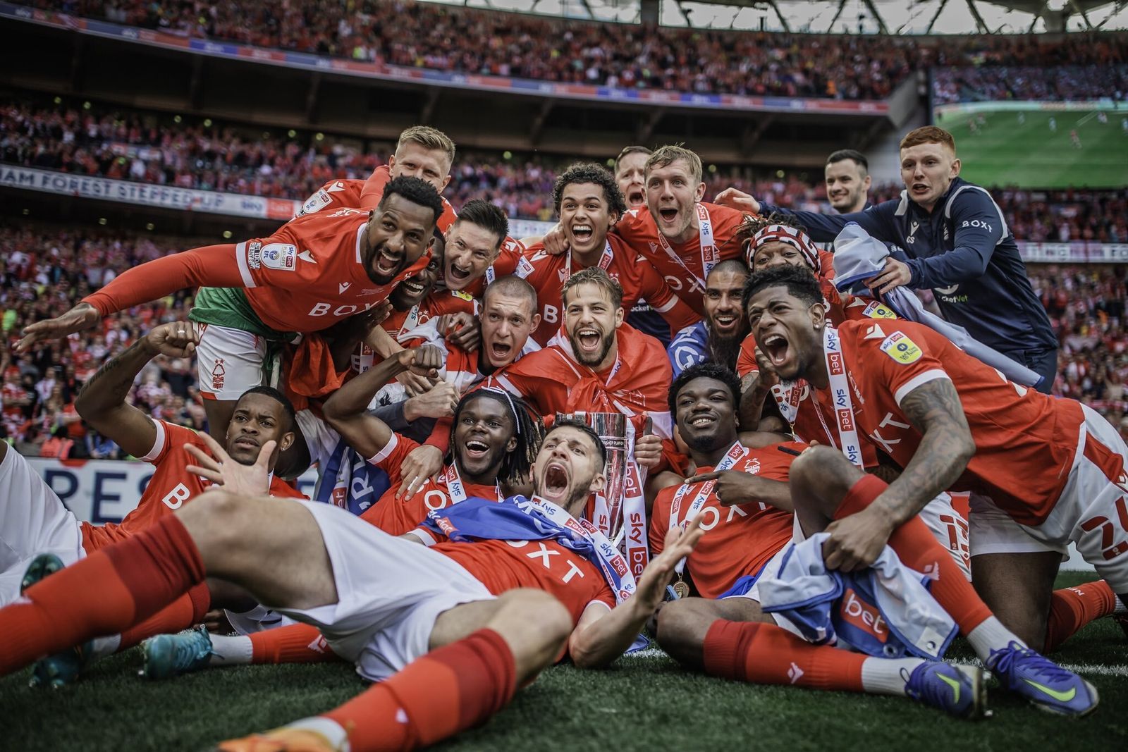 Los jugadores del Nottingham Forest celebran el regreso a la Premier League
