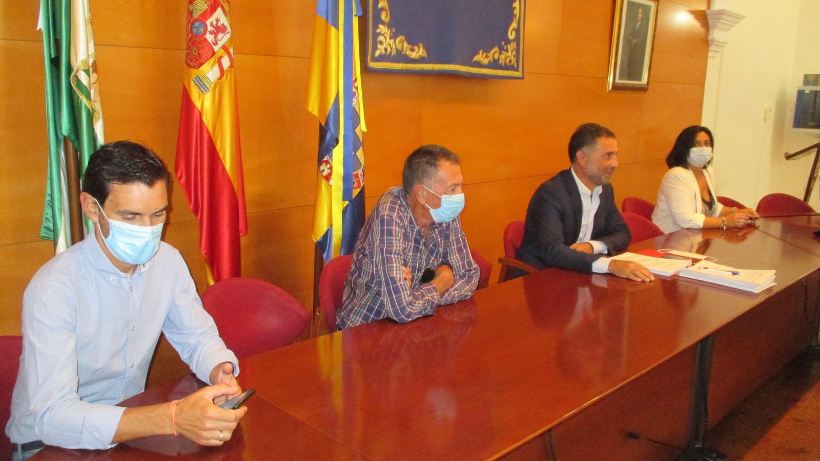 Imagen de los concejales junto al alcalde de Moguer en la mañana de ayer en el salón de plenos.