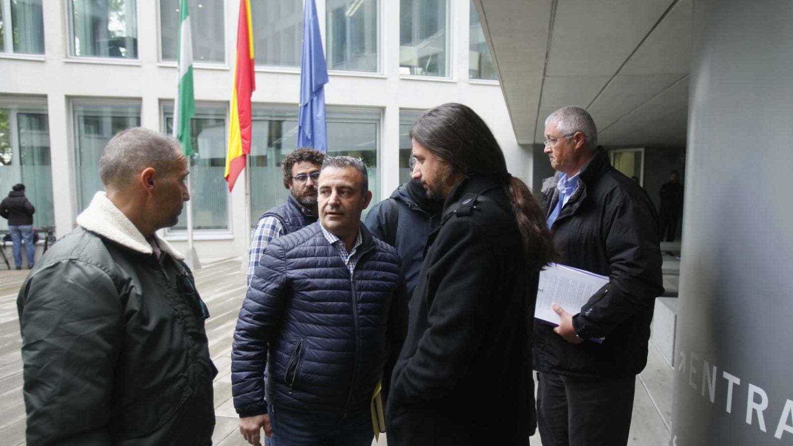 Los representantes del taxi, a su llegada a la Consejería de Fomento